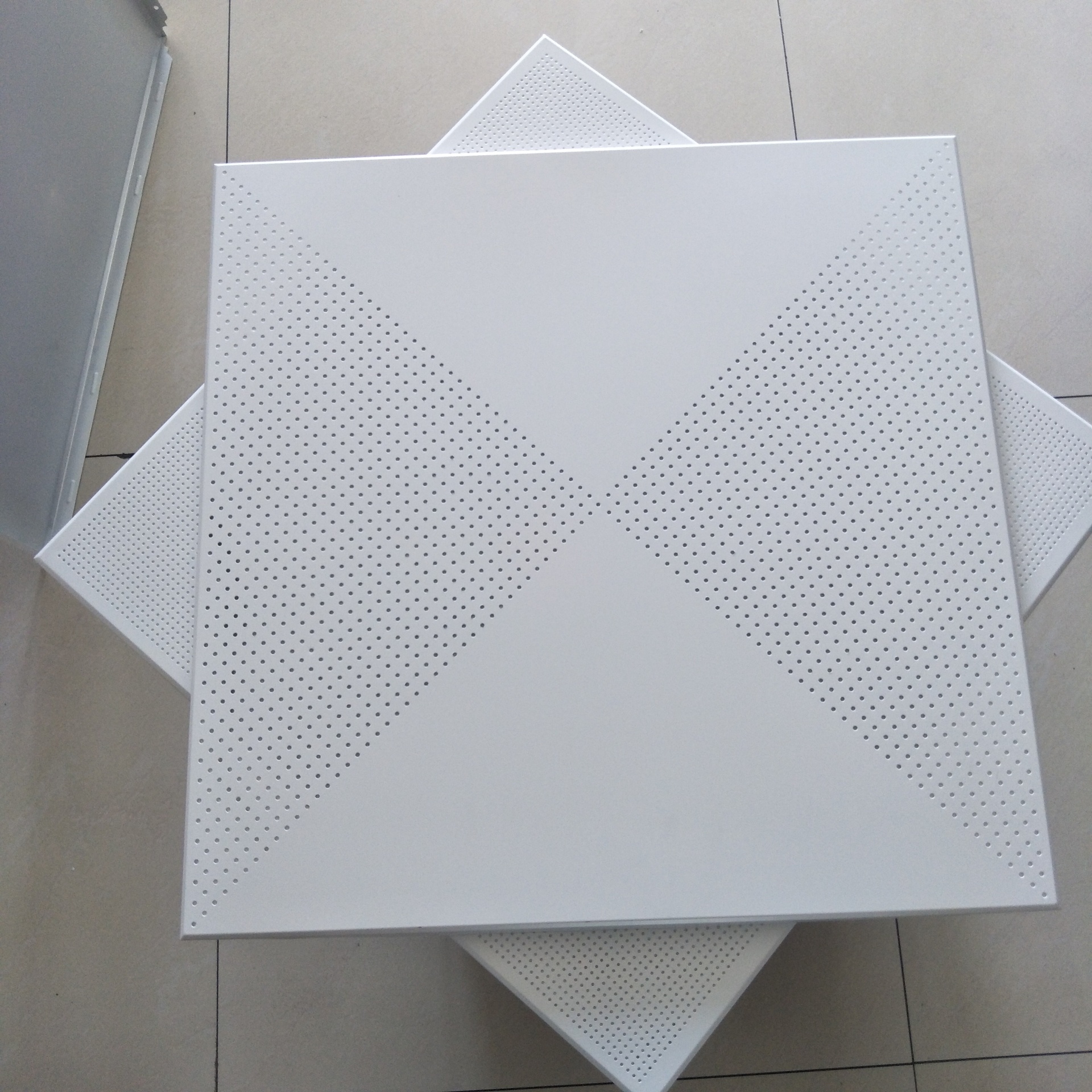 Alumínium gomb panel vs alumínium kompozit panel